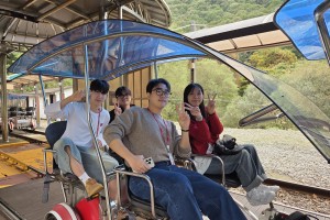 2025 제천시 청소년 국내교류, 그 순간지난 18일부터 19일까지 1박 2일 동안 제천청소년문화의집 청소년들이 문경시청소년문화의집 청소년들과 함께 교류활동을 하러 문경에 다녀왔어요!제천을 대표해서 ‘한방’을 주제로 한방 티백도 직접 선물하고, ‘한방 꽃을 든 모루 인형’ 만들기 체험도 같이 했어요제천10경도 소개하고, 서로 지역 청소년 정책과 청소년으로서 직면한 사회적 문제와 해결방안 대해 이야기 나누는 시간도 가졌답니다!문경에서는 사격 체험, 철로 자전거, 문경새재 탐방에 사과축제 체험까지! 완전 알차고 즐거운 일서로 다른 지역 친구들과 만나서 소통하고, 우리 지역의 아름다움도 자랑할 수 있었던 너무 뜻깊은 시간이었답니다~ 