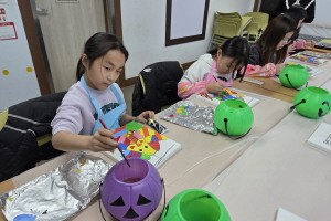 제천청소년문화의집에서 3월 팝아트 교실 수업이 시작되었습니다.참여 청소년들은 다양한 색감과 표현 기법을 활용하여 자신만의 개성 있는 작품을 만들어가고&nbsp; 있습니다.첫 수업부터 창의적인 아이디어와 열정이 돋보이며 즐거운 분위기 속에서 수업이 진행되고 있습니다.앞으로 남은 기간 동안 더욱 다양한 팝아트 작품을 완성해 나갈 예정이며, 청소년들의 예술적 감성과 표현력이 한층 더 성장할&nbsp;것으로 기대됩니다.많은 관심과 응원 부탁드립니다&nbsp;☆&nbsp;