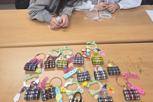 &nbsp;지난 2월 7일, 원데이클래스'마음 한올, 짝궁 우정템’ 프로그램이 진행되었습니다.&nbsp;공주의 규칙은 뭐다~?예쁜 키링 하나쯤은 필수!&nbsp;각자 취향을 담아 세상에 하나뿐인 키링을 만들고,짝꿍과 함께 우정템도 완성하는 즐거운 시간이었는데요.완성된 키링을 보며 모두가 만족해하며 웃음이 가득했던 시간이었습니다.&nbsp;앞으로도 재미있고 특별한 프로그램으로 찾아올게요!