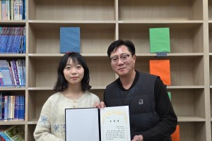 작년 한 해 동안 제천청소년문화의집에서 활발히 활동한후기청소년동아리 ‘포롱’ 부회장 이채린 청소년이엄태영 국회의원 표창장을 수여받았습니다.&nbsp;지역 청소년 활동에 적극적으로 참여하며모범적인 모습을 보여준 이채린 청소년에게다시 한 번 축하의 박수를 보냅니다.&nbsp;앞으로도 멋진 활동을 기대합니다!