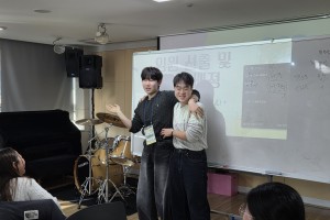 &nbsp;드디어!! 2026년청소년운영위원회 '날개 22기' 오리엔테이션 및 1차 정기회의가 진행되었습니다.&nbsp;처음에는 서로 조금 어색했지만,짝꿍의 얼굴을 그려보고 ‘쓸모는 없지만 설레는’ 선물 교환식을 하며서로를 알아가고 가까워지는 시간을 가졌습니다.&nbsp;웃음꽃이 피는 분위기 속에서 이어진 1차 정기회의에서는위원장과 부위원장을 선출하고 분과 배정도 완료했답니다.또한 회칙을 재정하고 앞으로의 활동 방향을 함께 이야기하며의미 있는 오리엔테이션 및 1차 정기회의를 마무리했습니다.&nbsp;앞으로 청소년운영위원회 '날개 22기'의 활발한 활동을 기대해주세요!