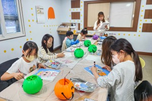 &nbsp;아름다운 예술성을 뽐내다!&nbsp;제천청소년문화의집 팝아트 교실 성료&nbsp;봄기운이 완연한 4월, 제천청소년문화의집에서 아주 뿌듯하고 따뜻한 소식을 전해드립니다.&nbsp;지난 3월부터 쉼 없이 창의력을 뽐내며 달려온 '팝아트 교실'이 4월 12일 마지막 수업을 끝으로 아쉬움과 성취감 속에 마침표를 찍었습니다.다채로운 색감과 톡톡 튀는 아이디어로 자신만의 개성을 아낌없이 캔버스에 담아내던 매 순간이 아직도 생생합니다.&nbsp;정해진 정답이나 틀에 얽매이지 않고 자유롭게 각자의 세상을 마음껏 그려나갈 수 있었던 시간이었습니다.마지막 수업 날까지 지치지 않는 열정으로 세상에 단 하나 뿐인 멋진 작품들을 완성해 낸 우리 친구들!매 수업 시간마다 긍정적인 에너지로 가득 채워준 모두에게 아낌 없는 칭찬과 힘찬 기립 박수를 보냅니다.&nbsp;앞으로도 제천청소년문화의집은 청소년들의 톡톡 튀는 꿈과 재능을 지지하는 다양하고 유익한 프로그램으로 찾아오겠습니다. 감사합니다! ☆