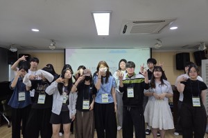 제천청소년문화의집 소속 청소년동아리, 무제, 죠스깽, 어텐션, 이글루, 포롱이 한자리에 모여 청소년동아리 연합 발대식 「또아리를 맺다」를 진행했습니다.'또아리를 맺다'는 서로 다른 개성과 관심사를 가진 동아리들이 하나의 연결고리를 만들어 함께 성장해 나간다는 의미를 담고 있습니다.각자의 자리에서 활동하던 청소년들이 이번 발대식에서 만나 서로를 응원하고, 함께 즐거운 동아리 활동을 만들어 갈 것을 다짐하는 뜻깊은 시간이 되었습니다.앞으로도 무제, 죠스깽, 어텐션, 이글루, 포롱이 펼쳐갈 다양한 활동에 많은 관심과 응원 부탁드립니다&nbsp;