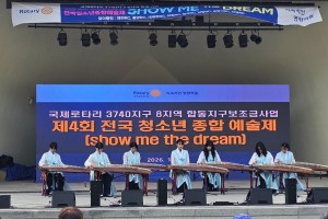  가락나래, 전국 무대에서 빛나다! 지난 10월 3일 세명대학교 하늘공연장에서 열린「제4회 전국청소년종합예술제」 본선에제천청소년국악관현악단 가락나래 가야금 단원들이 참가해 ‘인기상’을 수상했습니다. “특히 이번 대회에 참가한 제천지역 팀 가운데 유일하게 수상해 더욱 뜻깊은 결과가 되었습니다.”무대를 준비하며 꾸준히 연습하고 서로 호흡을 맞춰온 단원들에게 이번 수상은 또 하나의 소중한 경험이자 성장의 시간이 되었습니다.전국 무대에서 멋진 가야금 선율을 들려준가락나래 단원들에게 큰 박수 부탁드립니다! 앞으로도 새로운 도전과 무대를 통해 성장해 나갈가락나래의 활동을 응원해 주세요. 