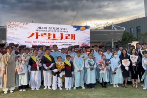 
&nbsp;

제천시가 주최하고 제천청소년문화의집이 주관한 제천청소년국악관현악단 「가락나래」 제4회 정기연주회가 2026년 9월 11일 제천예술의전당 여름광장에서 진행되었습니다.

이번 정기연주회에서는 가야금, 해금, 대금, 피리, 타악 등&nbsp;다양한 국악기가 어우러진 무대를 통해 청소년 단원들이 그동안 갈고닦은 기량을 선보였습니다.&nbsp;
최병일 지휘자와 전문 강사진의 지도 아래 꾸준히 연습해 온 단원들이 서로의 소리에 귀 기울이고 함께 호흡하며 완성한 특별한 무대였습니다.

우리 전통음악의 아름다움과 청소년 단원들의 열정이 담긴 제4회 정기연주회의 순간을 영상으로 만나보세요.