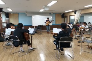  
 제천 최고의 강사님과 함께 한  기타 CLASS '챕터. 1' 수업이 마무리 되었습니다~13주라는 시간은 악기를 익히기에는 길지 않은 시간이라고 생각했는데...
 마지막날 보여준 우리 친구들의 연주 솜씨는 깜짝 놀랄만큼 훌륭했습니다.
 감동이었고 뿌듯하기까지 했습니다~모두 수고 많았어요~~^^
 












