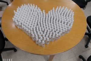 
손세정제를 만들기 위해 공병소독을 하고 있네요~
깨끗해진 공병이죠^^
손세정제를 만들기 위해 제조중입니다.

예쁘게 라벨지도 붙이고요...
완성했으니 나가볼까요?

